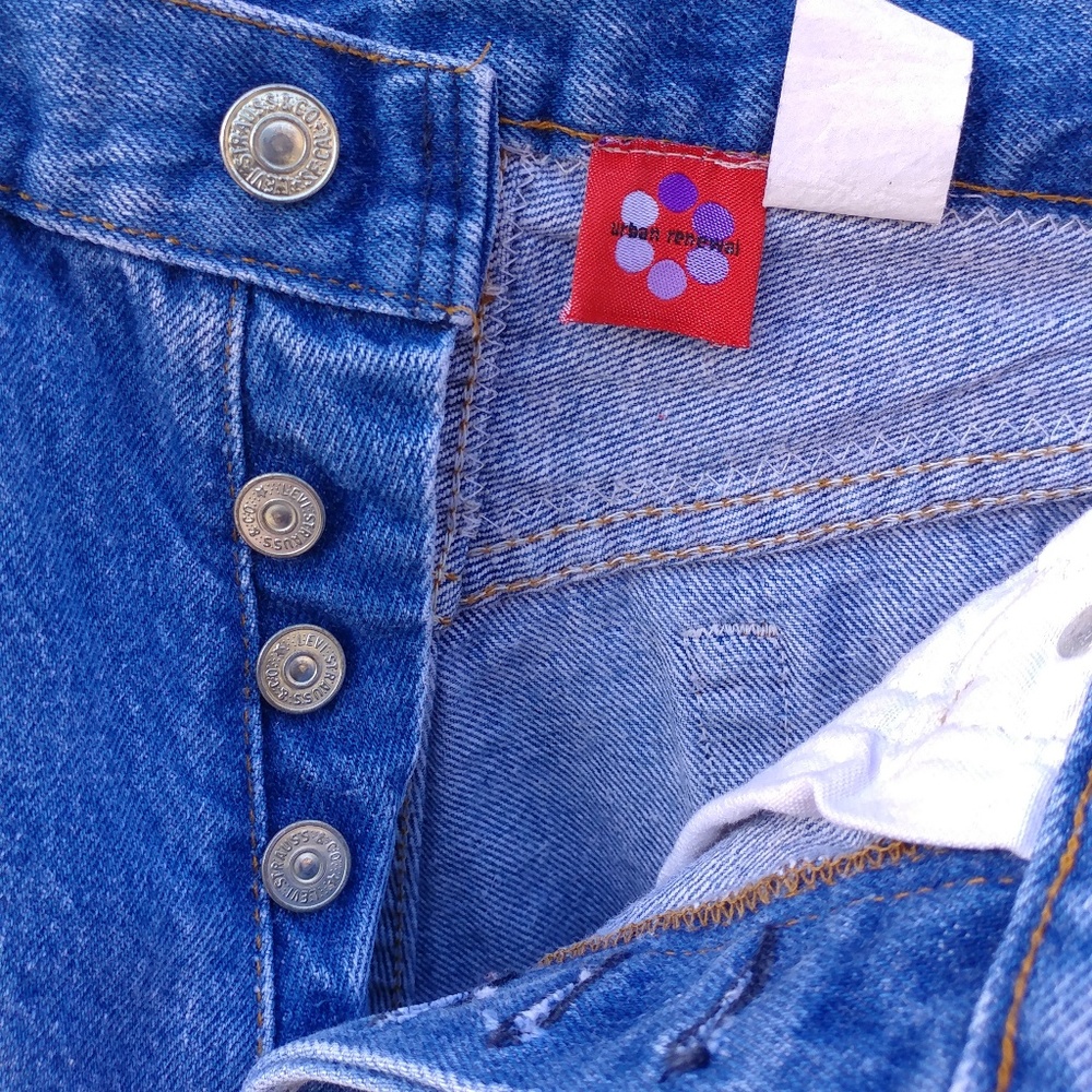 Vintage Levi's 501 Rattlesnake Daisy Dukes - Picture 4 of 4
